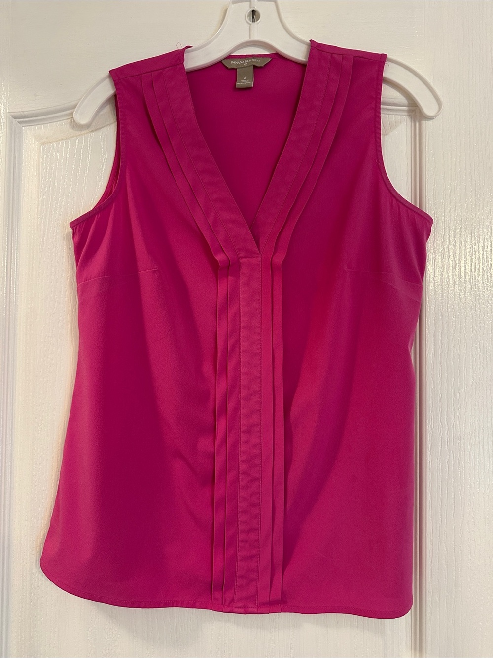 Banana Republic Sleeveless V-Neck Pleated Front Top - Dark Pink size Small